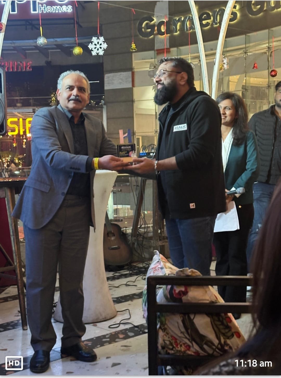 Dr. Vikram Pabreja receiving the Healing Champion award at the HEALIC Annual Awards 2024